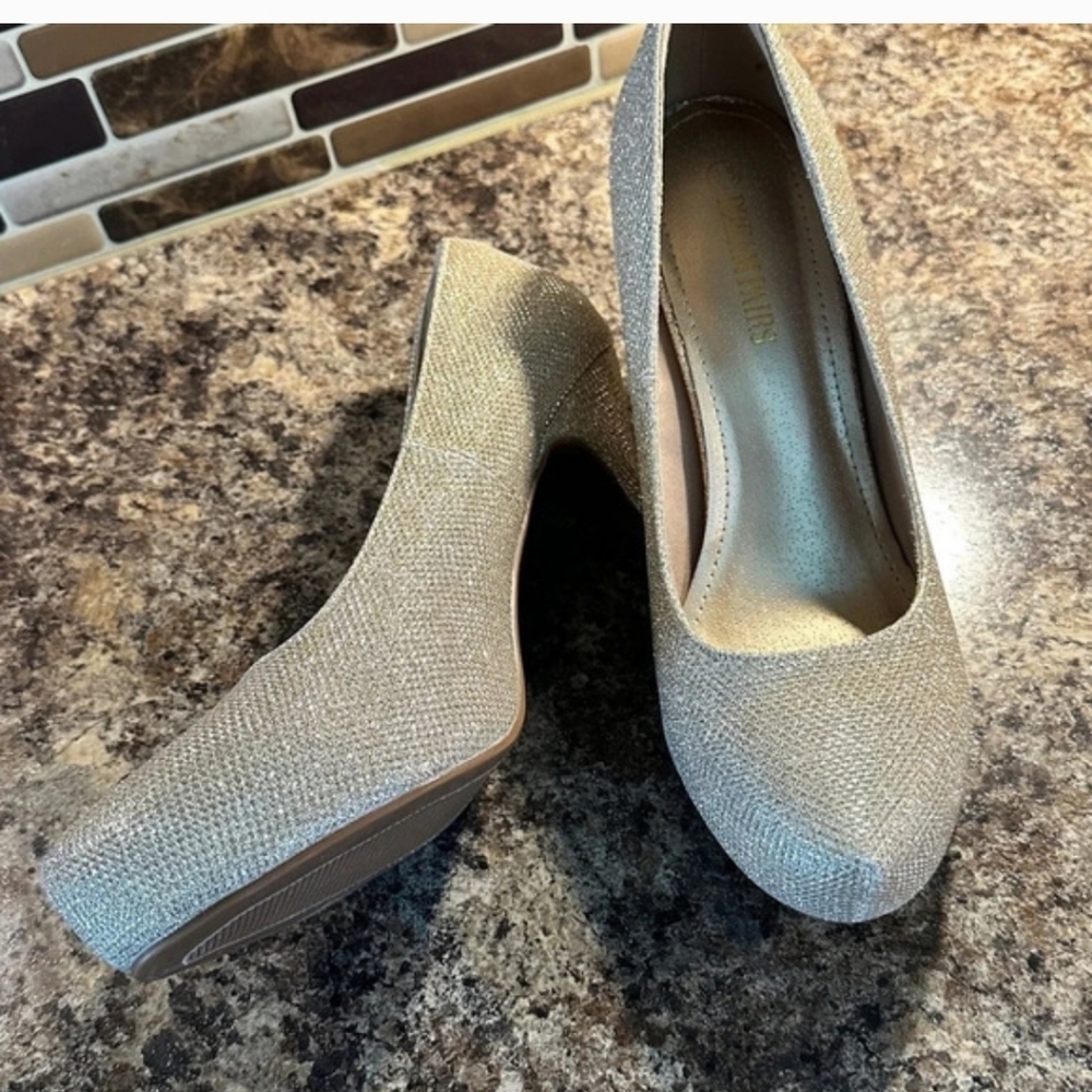 Dream Pairs 2 Inch Gold Sparkly Heels size 9.5